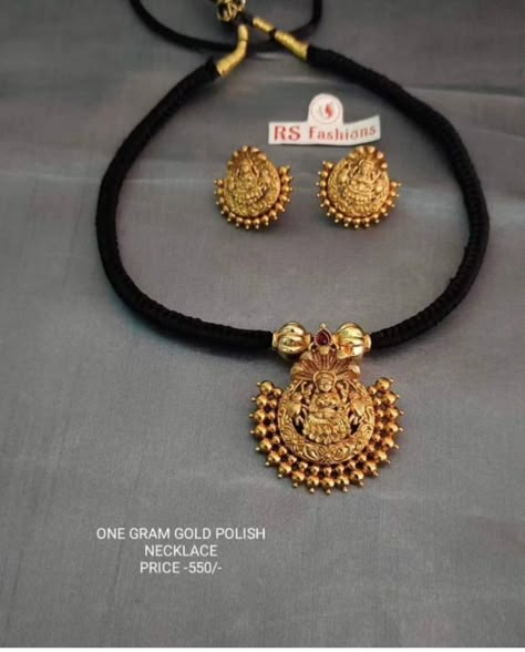 Black Thread Jewellery Indian Gold, Black Thread Jewellery Indian, Bottu Mala, Gold Har, Short Mangalsutra, Lightweight Jewellery, Diy Earrings Materials, Mangal Sutra, Unique Gold Jewelry Designs