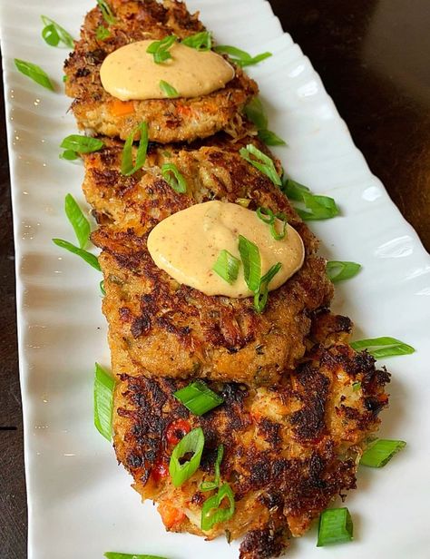 Cajun Crab Cakes, Crab Cake Sauce, Steak Toppings, Cajun Crab, Ww Ideas, Crab Cake Recipes, Fish Cakes Recipe, Cajun Sauce, Shrimp Cakes