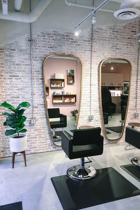 Salon Home Ideas, New Salon Ideas, Dream Salon Ideas, Trendy Salon Decor, Cute Salon Decor, Hair Salons Ideas, Black Salon Decor, Cool Hair Salon, Salon Interior Ideas