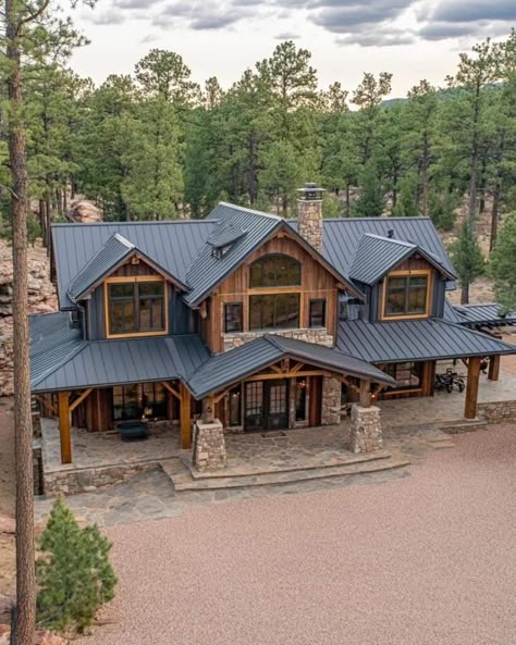 Modern Rustic Home Exterior, Cool House Interior, Kitchen House Ideas, Modern Log House, Lodge Exterior, Barndominium Homes, Beautiful House Ideas, Country House Exterior, Rustic Home Exterior