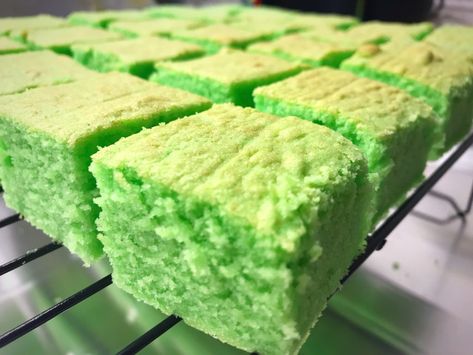 Pandan Dessert, Lamington Cake Recipe, Buko Pandan Recipe, Chinese Buns, Buko Pandan, Pandan Chiffon Cake, Coconut Pound Cakes, Pandan Cake, Indonesian Desserts