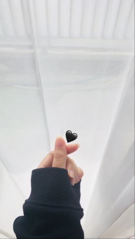 Aesthetic black love finger (saranghae) #aesthetic #aestheticwallpaper #aesthetictumblr #aestheticwallpaperiphone #loveyourself #saranghae #heart Saranghae Aesthetic, Finger Heart Aesthetic, Wallpaper Hippie, Finger Heart, Doodle Art Drawing, Hand Pictures, Aesthetic Black, Food Snapchat, Black Love