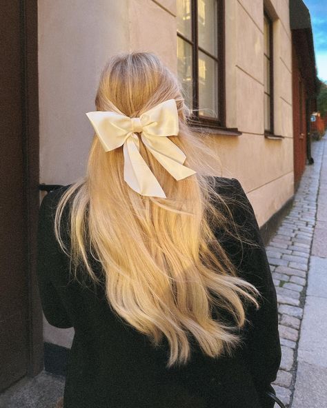 Bow hairstyle ideas. Bow Hairstyle Long Hair, Big Bow In Hair, Bow Hair Aesthetic, Blonde Hair With Bow, Bow Tie Hairstyle, Hairstyles Event, Hairstyles Bows, Bows In Hair, Hair With Bow