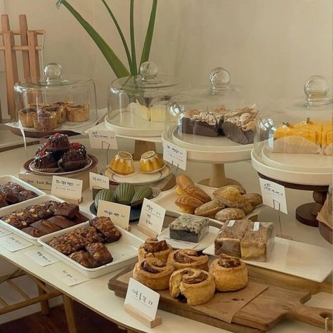 Coffee Shop Bakery Display, Cafe Pastry Display Ideas, Pastry Shop Aesthetic, Pastries Display, Coffee Shop Display, Cafe Pastries, Coffeshop Design, Bake Sale Displays, Cafe Display