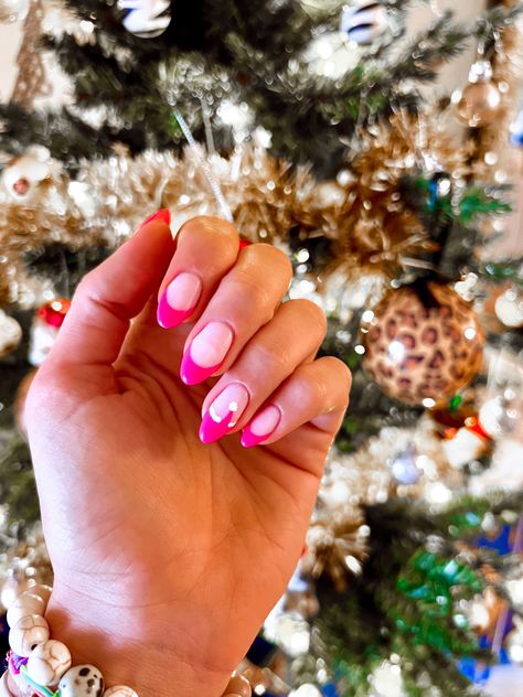 Pink Santa Hat Nails, Cute Preppy Christmas Nails, Hot Pink Holiday Nails, Christmas Nails Preppy, Hot Pink Christmas Nails, Preppy Christmas Nails, Santa Hat Nails, 22 Nails, Nails December