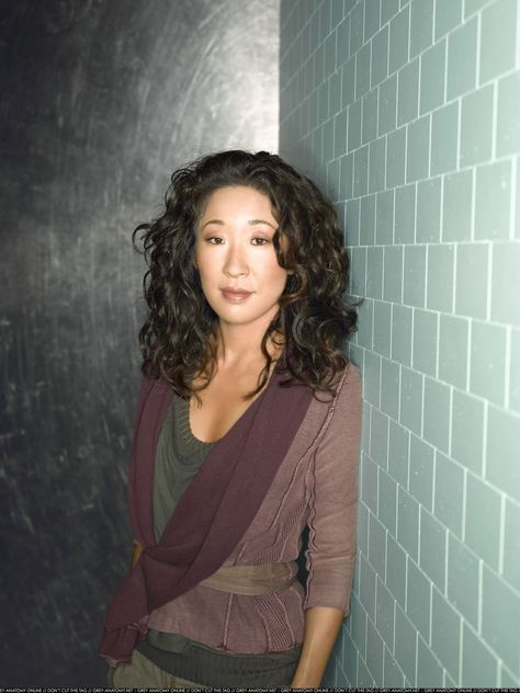 Grey's Anatomy - Season 4 Promo Sandra Oh Hair, Christina Yang, Cristina Yang, Sandra Oh, Curly Hair With Bangs, Permed Hairstyles, Long Wavy Hair, Curly Girl, Favorite Celebrities