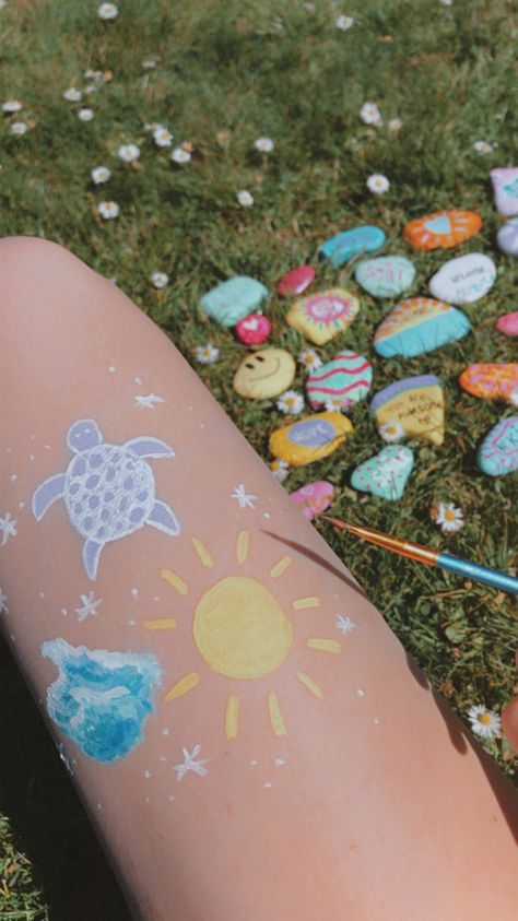 Leg Painting Body Art Summer, Summer Leg Painting, Leg Drawings, Summer Legs, Beach Wall Collage, Leg Painting, Leg Art, Vsco Pictures, Summer Tattoo