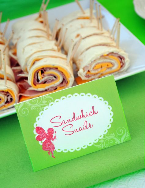 Sandwich Snails**Flour Tortillas,  Cheese,Ham or Turkey lunch meat,  Chive Cream Cheese,small stick pretzels* Spread cream cheese on tortilla. Add 1 layer of cheese & meat on top of cream cheese. Roll up tortilla,cut into 1 1/2" thick pieces.Stick pretzels at one end for snail antennae* Fairy Snacks, Fairy Party Food, Woodland Fairy Party, Fairy Baby Showers, Fairy Food, Fairy Garden Birthday Party, Fairy Tea Parties, Ben And Holly, Tinkerbell Party