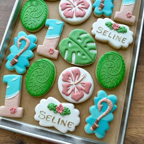 Moana Theme Cookies, Moana Cookies Birthday, Moana Royal Icing Cookies, Moana Sugar Cookies Decorated, Moana Cookies Decorated, Moana Sugar Cookies, Moana Birthday Party Cake, Moana Cookies, Emily Perkins