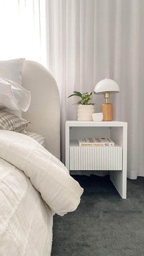 White Bedroom Bedside Table, Bedroom Inspo Minimalist Small Room, Bedside Table Styling White, Bedside Table Ideas White, White Bedside Table Styling, Modern Australian Interiors, White Bedside Table Ideas, Bedside Tabel, Bed Side Table Ideas