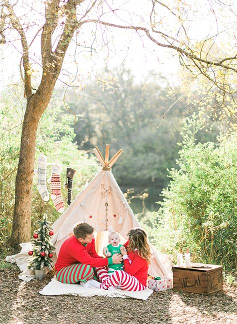 Red & Green Teepee Christmas Family Photos - Inspired By This Outdoor Christmas Photos, Christmas Mini Shoot, Christmas Photography Family, Holiday Mini Session, Xmas Photos, Indoor Kids, Family Christmas Pictures, Christmas Shoot, Deco Studio