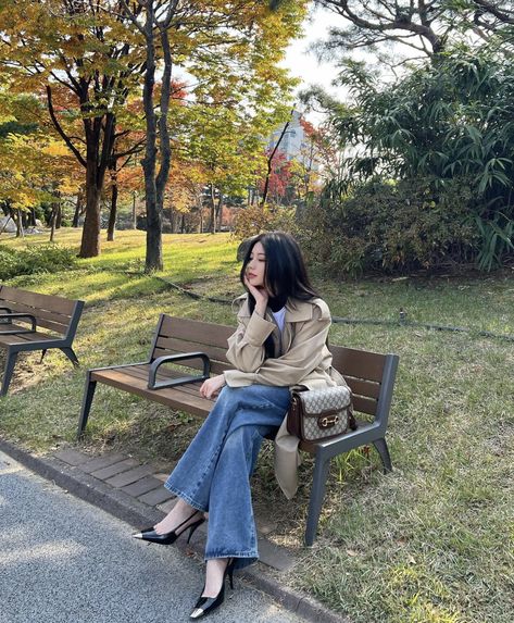 Outside Benches, Insta Photography, Bridge Pose, Pic Pose, Cute Selfies Poses, Instagram Photo Inspiration, Insta Photo Ideas, Selfie Poses, Park Bench