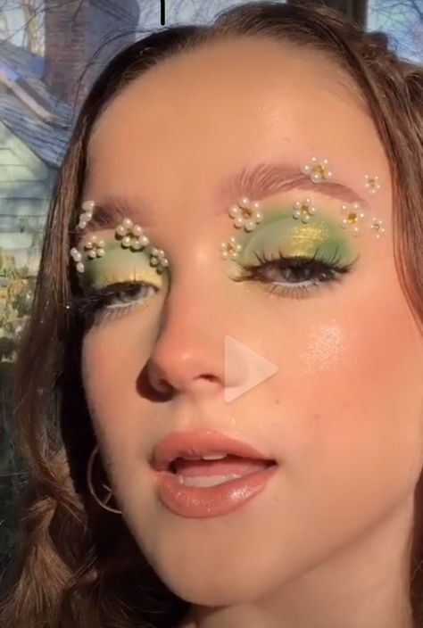 Fairly Make Up, Prom Fairy Makeup, Enchanted Garden Makeup Looks, Flower Rhinestone Makeup, Fairy Festival Makeup, Summer Fairy Makeup, Green And White Makeup Looks, Fairy Make Up Aesthetic, Farie Makeup