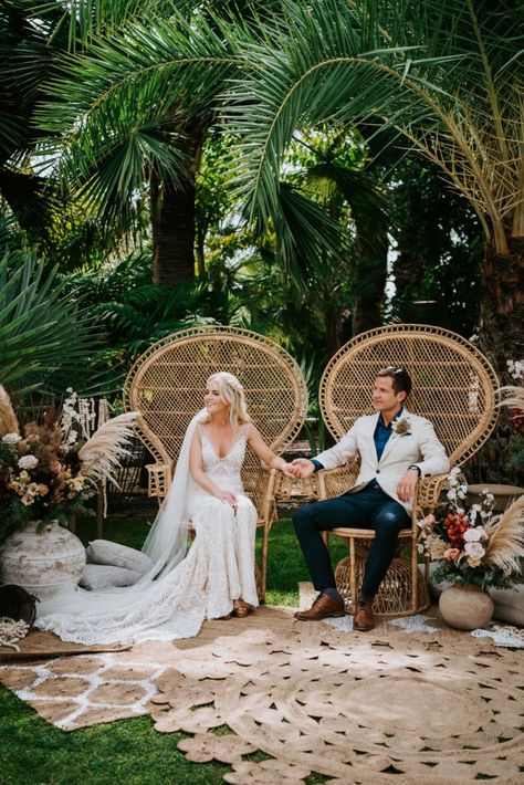 Wedding Ceremony Chairs, Decoration Hall, Stile Boho Chic, Ceremony Chairs, Wedding Lounge, Bohemian Wedding Inspiration, Wedding Backdrop Design, Peacock Chair, Spanish Wedding