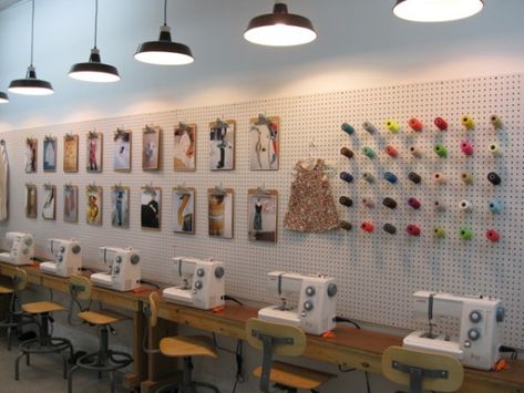 Fabric Mart Fabricistas: Inspiration: More Sewing Room Jealousy! Sewing School Studio, Sewing Classroom Ideas, Sewing Workshop Studio, Sewing Classroom, Fashion Classroom, Tailoring Studio, Lash Studio Decor, Sewing Studio Organization, Sewing Shed