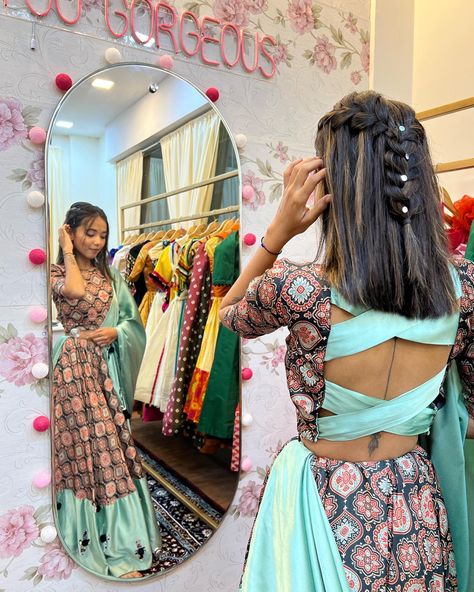 Hairstyles For Navratri Outfit, Hairstyle For Chaniya Choli, Navratri Garba Hairstyles Indian, Navratri Poses At Home, Navratri Poses For Women, Hairstyles For Navratri Garba Open Hair, Hairstyles For Garba Night, Navratri Aesthetic Outfits, Hairstyles For Navratri Garba