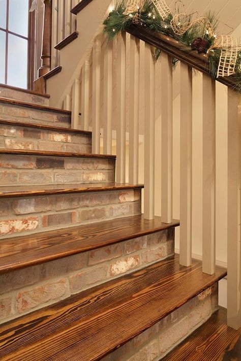 Extension Veranda, Diy Staircase Makeover, Stair Renovation, Stair Makeover, Brick Steps, Diy Staircase, Staircase Remodel, Staircase Makeover, Tile Stairs