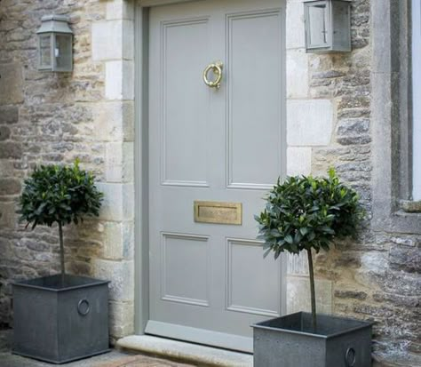 Curb Appeal- 18 color ideas for your door - French Country Cottage Front Door Planters, Exterior Door Colors, Exterior Door Designs, Cottage Front Doors, Unique Front Doors, Best Front Doors, Door Planter, Front Door Paint Colors, Modern Front Door