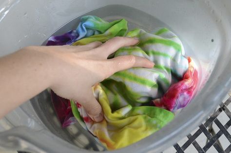 ... Food Coloring Tie Dye, Dyeing Clothes, Tie Dye Shirts Patterns, Tie Die Shirts, Diy Tie Dye Techniques, Diy Tie Dye Designs, Tie Dye Patterns Diy, Diy Tie Dye Shirts, Soda Ash