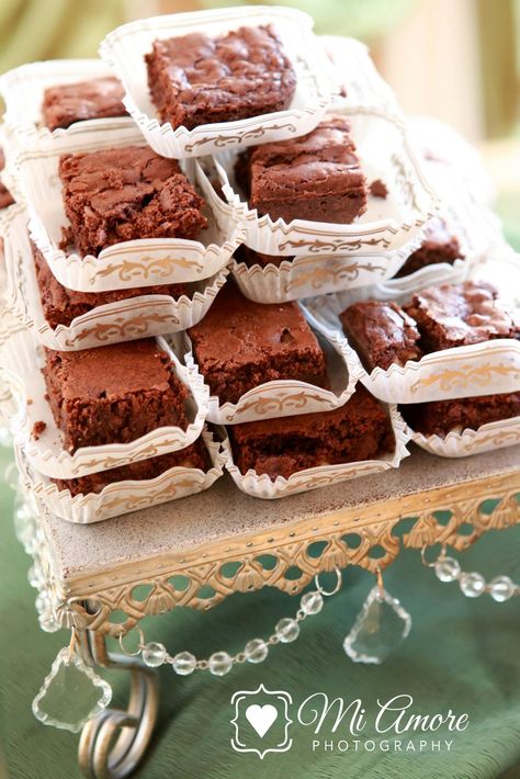 Brownies! And I like the little paper cups they’re in. Maybe lace doilies or something? Brownies Wedding Display, Brownie Display Ideas, Brownie Display, Cake Designs Wedding, Graduation Party Checklist, Gold Dessert Table, Beach Reception, Wedding Brownies, Grooms Table