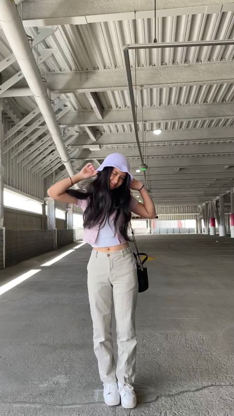 Aesthetic outfit. Purple outfit. Bucket hat outfit. All season outfit. Spring outfit. Summer outfit. Winter outfit. Fall outfit. Purple Bucket Hat Outfit, Purple Cap Outfit, Poses With Bucket Hat, Cute Outfits With Bucket Hats, Purple Hat Outfit, Cap Outfits For Women Summer, Outfit With Bucket Hat, Apple Outfits, Bucket Hat Outfits