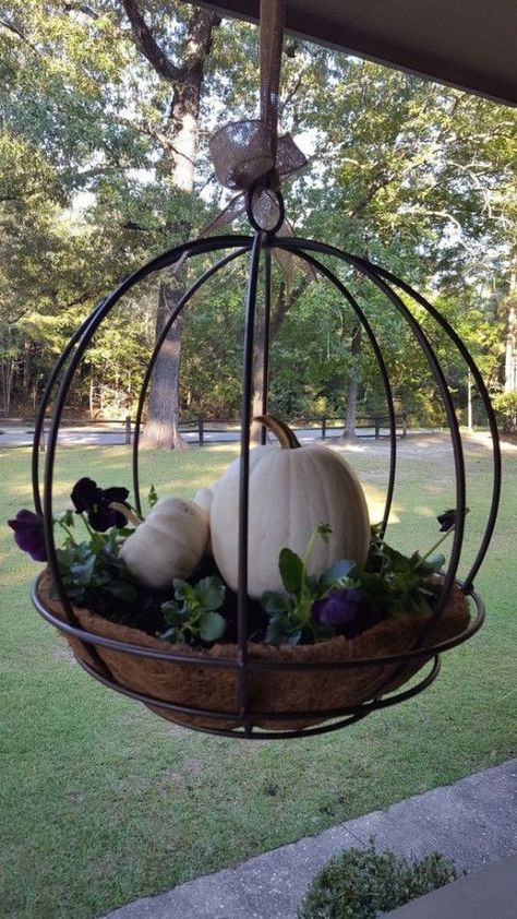 Fall Hanging Baskets, Christmas Hanging Baskets, Porch Landscaping, Pumpkin Planter, Deco Champetre, Fall Containers, Fall Planters, Farmhouse Porch, Fall Thanksgiving Decor