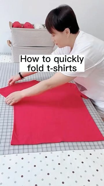 Folding Tricks, Clothes Life Hacks, Folding Tips, Folding Socks, T Shirt Folding, Folding Hacks, Folding Fitted Sheets, Fold Clothes, Packing Folding