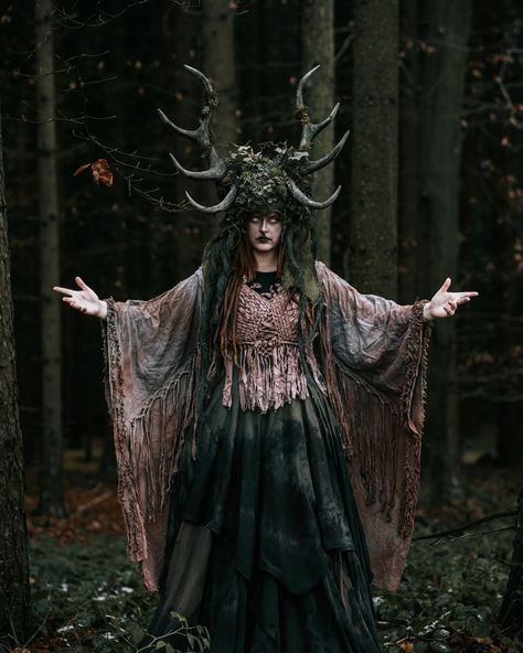 KruschtHex / tinas_otherside (@tinas_otherside) • Instagram photos and videos Druidess Costume, Bog Witch Cosplay, Dark Fey Costume, Forest Demon Costume, Forrest Witch Costume, Dark Forest Witch Aesthetic, Bog Witch Outfit, Forest Witch Outfit, Forest Witch Costume