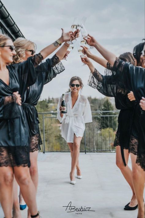 Bach Party Photoshoot, Wedding Photo Ideas Bridal Party Getting Ready, Bride Photoshoot With Bridesmaid, Bride Bachelorette Photo Ideas, Bridal Party Photos Groomsmen, Bachelorette Party Pictures Ideas, Poses For Bachelorette Party, Cute Bachelorette Picture Ideas, Bride Party Photoshoot