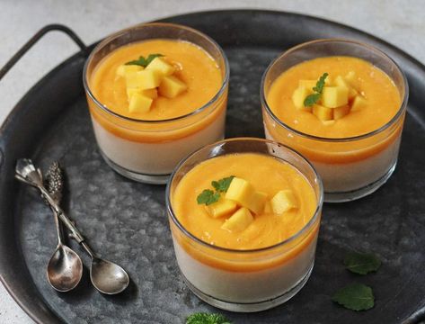 Mumpung lagi musim mangga, bikin saja puding sutra mangga yang lembut manis ini. Jelly mangga dengan topping pure mangga segar yang manis. Mantap segarnya. Puding Mangga, Puding Roti, Fruit Platter Designs, Western Food, Food Channel, Pudding Desserts, Fruit Platter, Dessert Cups, Cheese Fondue