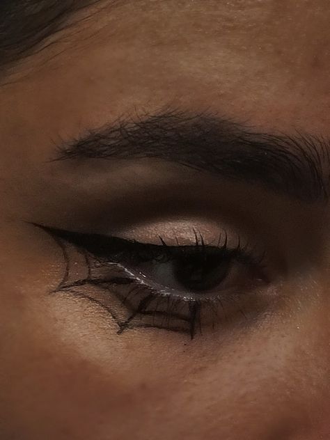 Easy Spiderweb Eyeliner, Black Halloween Makeup Easy, Halloween Makeup Cobweb, Easy Eye Halloween Makeup, Spiderwebs Eyeliner, Simple Black Halloween Makeup, Spiderman Eyeliner Ideas, Webbed Eyeliner, Cobweb Makeup Halloween