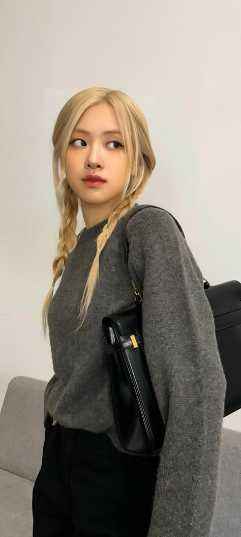 Rosé Cute Blackpink, Blackpink Rosé Cute, Blackpink Rosé Instagram, Medium Long Haircuts, Rose And Rosie, Rosé Instagram, Park Rosé, Blackpink Wallpaper, Rose Fashion