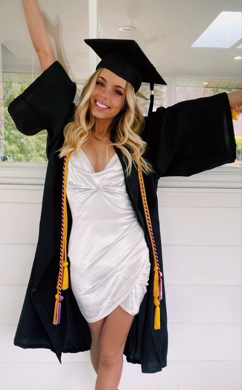 Graduation Photo Poses, Photoshoot White Dress, Graduation Instagram, Graduation Photos College, Poses Graduation, Photoshoot Graduation, Graduation Outfit Ideas, Graduation Pic Ideas, Graduation Pic