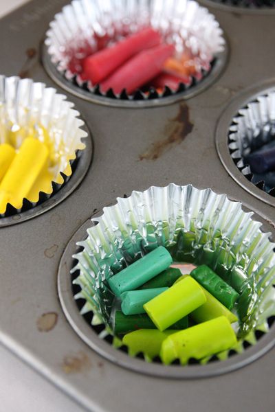 crayons in muffin tin: Can bake 15 min at 215F or...can microwave 5 min in papercups and pour into mold! Making Crayons, Recycled Crayons, Diy Crayons, Crayon Crafts, Broken Crayons, Crayon Art, Melting Crayons, Fun Craft, Muffin Tin