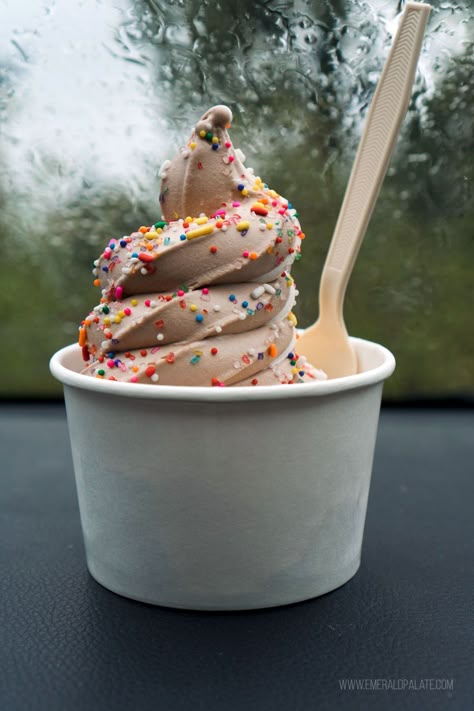 soft serve ice cream with sprinkles Soft Serve Ice Cream Aesthetic, Ice Cream Serving Ideas, Soft Serve Ice Cream Shop, Pacific Northwest Food, Ice Cream With Sprinkles, Ice Cream Soft Serve, Gelato Bar, Girls Bedroom Paint, Star Donuts