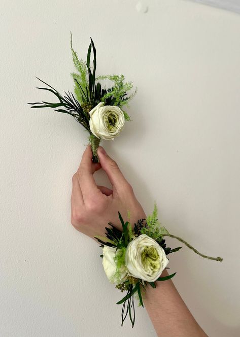 Corsage Green Dress, Prom Corsages 2024, Prom Wrist Corsage Ideas, Homecoming Corsage And Boutonniere, Green Corsage, Boutonniere Ideas, Prom Flowers Corsage, Black Corsage, Flowers To Go