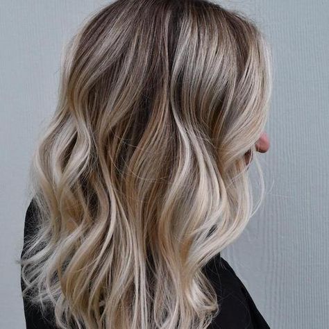 Hide Grey Hair, Grey Hair Roots, Hide Greys, Honey Blonde Hair Color, Grey Hair Coverage, Icy Blonde Hair, Covering Gray Hair, Perfume Floral, How To Lighten Hair