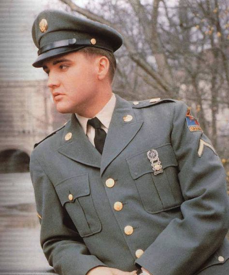 Elvis Presley i wanted to marry him when i was little Man In Uniform, Photos Rares, Elvis Presley Images, Buku Harry Potter, Cat Stevens, Septième Art, Elvis Presley Photos, Mel Gibson, Eddie Vedder