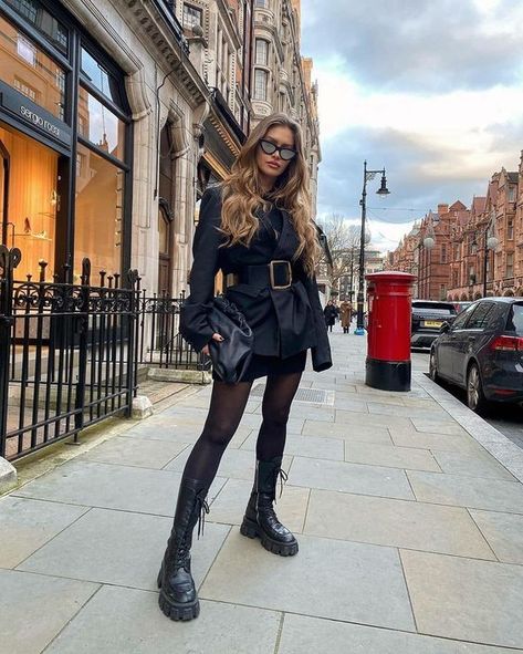 Influencer Fashion: Chunky Boots Chunky Boots Outfit, Stile Kylie Jenner, Outfits Leggins, Combat Boot Outfits, Combat Boot Outfit, Maja Malnar, Winter Boots Outfits, Influencers Fashion, All Black Outfit