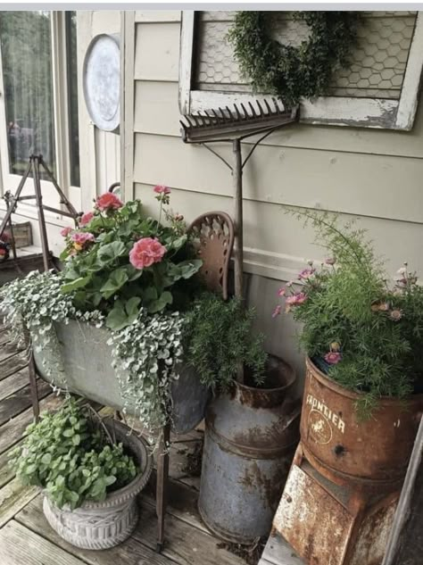 Farm Country Decor, Porch Decor Farmhouse, Junk Garden, Country Garden Decor, Porch Flowers, Rustic Porch, Vintage Gardening, Farmhouse Landscaping, Garden Junk