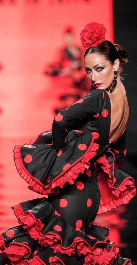 Flamenco Dancers Photography, Spanish Dancer Costume, Spanish Dancers, Spanish Beauty, Flamenco Fashion, Flamenco Costume, Dancer Photography, Spanish Dancer, Flamenco Dancer