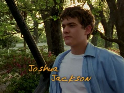 Pacey Dawsons Creek, Pacey Witter Aesthetic, Joshua Jackson 90s, Dawson's Creek Aesthetic, Dawsons Creek Pacey, Pacey And Joey, Charlie Conway, James Van Der Beek, Joey Potter