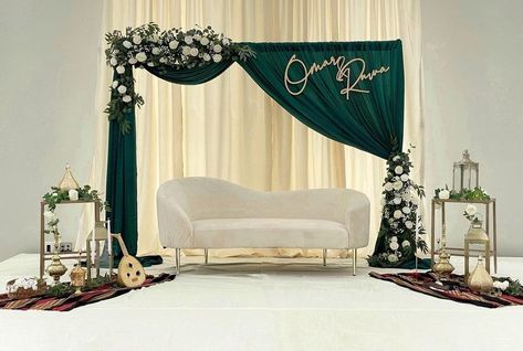 Small Wedding Decor, Green Wedding Decorations, Engagement Stage Decoration, Nikah Decor, Elegant Engagement Party, Rose Gold Wedding Cakes, Simple Stage Decorations, Wedding Archway, Wedding Background Decoration