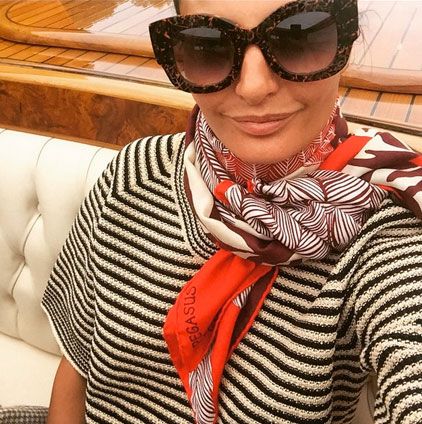 on the line | LE CATCH Jackie O Style, Giovanna Battaglia, How To Wear A Scarf, Outfit Formulas, Hermes Scarf, How To Wear Scarves, Style Chic, Mode Inspiration, Scarf Styles