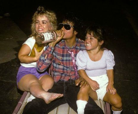 Michael Jackson swiggin with a couple of small hotties Captain Eo, Kareem Abdul-jabbar, John Barnes, Lucas Movie, Michael Jackson Funny, Nancy Reagan, Michael Jackson Rare, Photos Of Michael Jackson, Steve Irwin