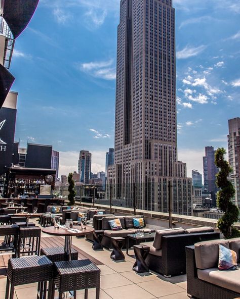 In the Heart of Midtown!  #midtown #Monarchnyc #empirestatebuilding #skybar #summer #heraldsquare #nycrooftop #skyview #sundayfunday #cocktails #rooftopbar #esb #views #potd #manhattan #beatifulweather #placestogo #weekendfun New York Rooftop Bar, Manhattan Rooftop, New York Rooftop, Nyc Rooftop, Sky Bar, Sky View, Weekend Fun, Rooftop Bar, Willis Tower