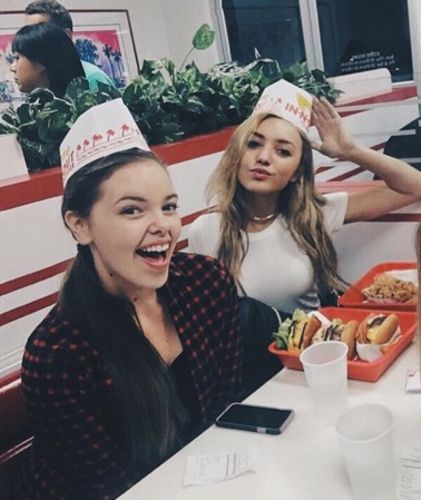 Cute pics of Peyton List with Miranda May Bunkd Disney Aesthetic, Camp Kikiwaka, Miranda May, Hey Jessie, Old Disney Channel Shows, Disney Jessie, 2010s Aesthetic, Old Disney Channel, Peyton Roi