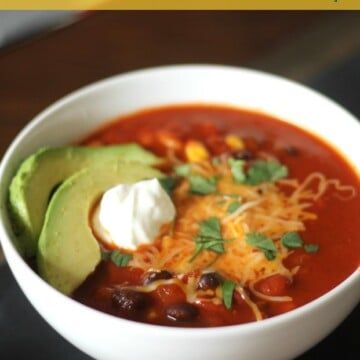 Skinny Cheesy Enchilada Soup - Domestic Superhero Low Calorie Soup Recipe, Diet Recipes Low Calorie, Cheesy Enchiladas, Low Calorie Soup, Creamy Cauliflower Soup, Queso Recipe, Calorie Meals, Enchilada Soup, Calorie Recipes