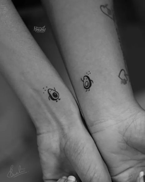 Tatouage amitié : 50 idées de tattoos à partager avec sa BFF Larry Tattoos, Partner Tattoos, Le Tattoo, Twin Tattoos, Cute Couple Tattoos, Couple Matching Tattoo, Bestie Tattoo, Remembrance Tattoos, New Tattoo Designs