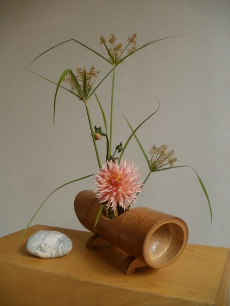 All sizes | Bambusfloß | Flickr - Photo Sharing! Arreglos Ikebana, Ikebana Sogetsu, Bamboo Diy, Sogetsu Ikebana, Bamboo Planter, Bamboo Decor, Ikebana Arrangements, Ikebana Flower Arrangement, Bamboo Art